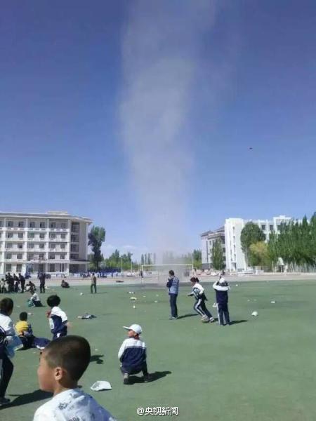小學開運動會場地突發龍卷風 學生被卷起數米高