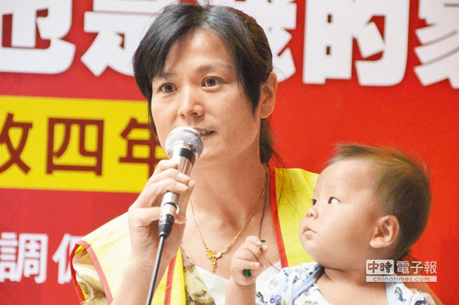 湖南來的李小紅，抱著不滿周歲的兒子，訴說陸配辛酸