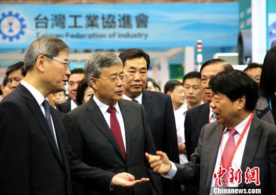 海峽兩岸博覽會1日在山東濰坊召開。中共中央臺辦、國務院臺辦主任張志軍、山東省人民政府省長郭樹清參觀博覽會�！∩骋婟� 攝