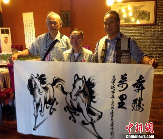 臺灣畫家秦仲璋(中)畫奔馬贈予云南石林普世老民族餐廳負責人普文忠(右1)! 臺灣畫家秦仲璋(中)畫奔馬贈予云南石林普世老民族餐廳負責人普文忠(右1)!