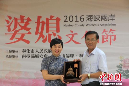 南投縣縣長林明溱(右)參加活動,稱奉化彌勒文化弘揚的是寬容大度的和樂文化,由奉化發起主辦婆媳文化節特別具有意義!⌒斓陆 攝