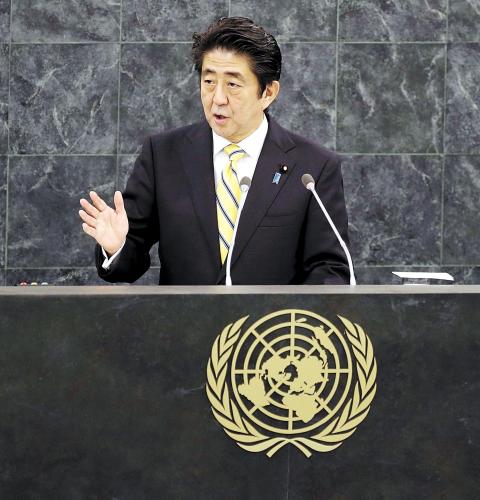 日本首相安倍晉三25日在紐約發表演講時稱,修改憲法解釋以解禁集體自衛權的目的是使日本變成“為世界和平與穩定更積極做出貢獻的國家”。圖為26日安倍在聯合國演講。