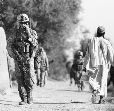 阿富汗赫爾曼德省馬爾賈,駐阿美軍士兵在該地區巡邏。 阿富汗赫爾曼德省馬爾賈,駐阿美軍士兵在該地區巡邏。