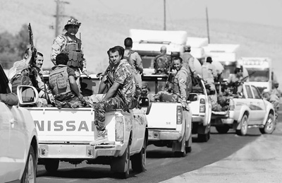 8月17日,伊拉克庫爾德武裝人員駕駛車輛向摩蘇爾大壩地區前進。新華社發 8月17日,伊拉克庫爾德武裝人員駕駛車輛向摩蘇爾大壩地區前進。新華社發