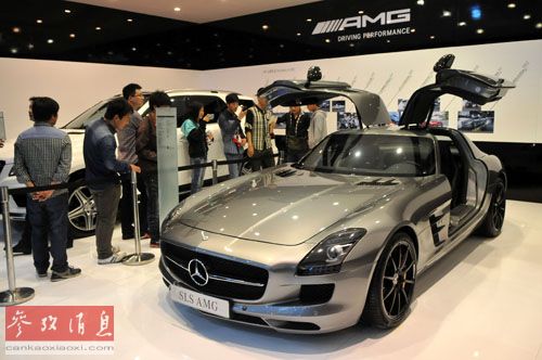 資料圖片:2014年4月10日,參觀者在車展上參觀奔馳SLS AMG跑車。新華社記者李博攝 資料圖片:2014年4月10日,參觀者在車展上參觀奔馳SLS AMG跑車。新華社記者李博攝