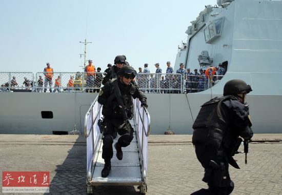 臨沂艦靠岸也門亞丁港后,海軍陸戰隊隊員迅速跑下舷梯,在劃定區域警戒。