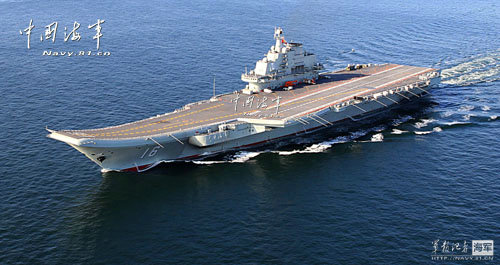 資料圖:2012年10月,“遼寧艦”在航行中。蒲海洋 攝