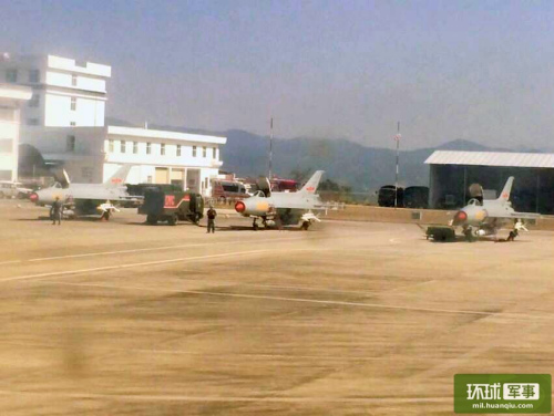 拍攝于云南臨滄機場的照片顯示,中國空軍的殲-7戰斗機已經在此部署并進入警戒狀態。