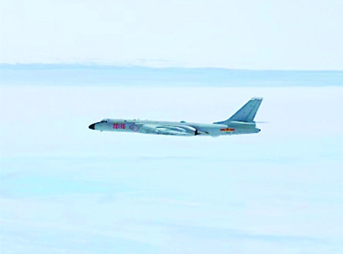 資料圖:日本自衛隊戰機跟蹤拍攝中國轟炸機經過宮古海峽
