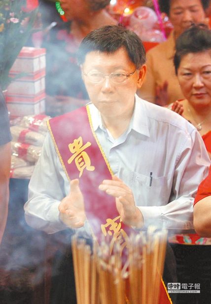 　柯文哲21日前往士林參加媽祖聖誕慶典，對民進黨北市長初選方式，柯表示都可但越自然越好；和連勝文辯論，他也沒問題。（王錦河攝）