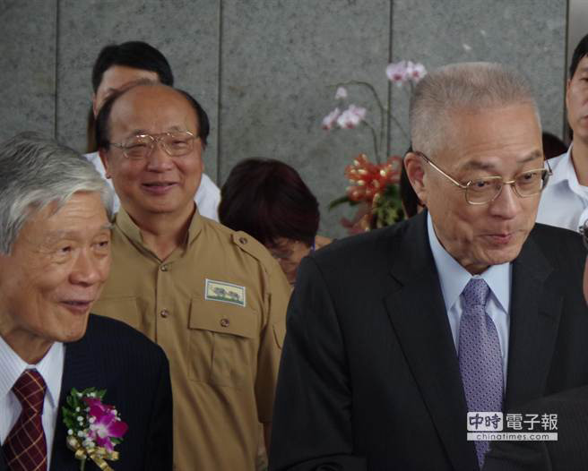 吳敦義比喻臺中市長胡志強像“小鎮醫生”，將愛與心神奉獻在臺中
