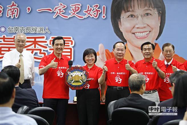 馬英九贈送畫有黨徽的安平劍獅擺飾給黃秀霜，稱可“避邪、降魔”