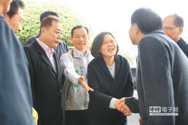 新北市議會民進黨團面對史上最接近議長寶座的機會，黨主席蔡英文19日重申祭出黨紀，一票都不準跑