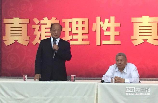 胡志強(左)在旺旺集團董事長蔡衍明(右)陪同下，與集團干部見面