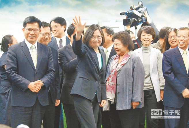 民進黨15日正式提名黨主席蔡英文為民進黨2016年參選人，蔡英文（中）發表聲明后，揮手向媒體致意