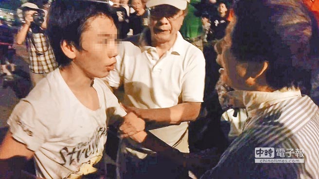 周天觀（左）不滿父親（右）要帶他離開反課綱抗爭現場，怒嗆并猛推父母。（中時電子報圖 陳鴻偉攝）