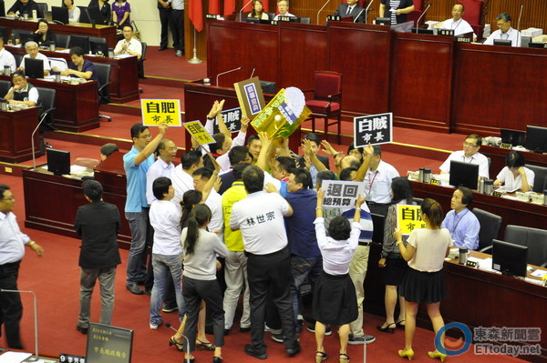 柯文哲施政延宕 因“波卡”風波遭議員輪番炮轟、杯葛