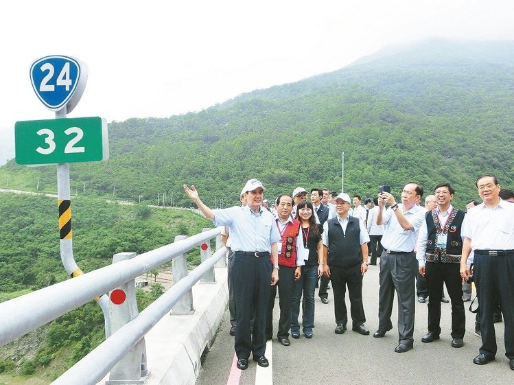 馬英九視察災后重建，走上24線32公里的谷川大橋。（《聯合報》　蕭雅娟攝）