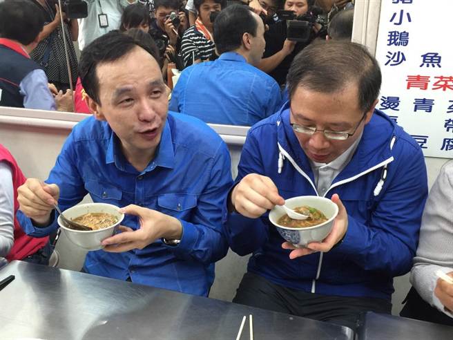 朱立倫在桃園景福宮附近，品嘗桃園美食蚵仔面線