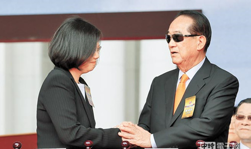 宋楚瑜與蔡英文糾纏“飛機”話題 諷綠無執照。（臺媒圖）