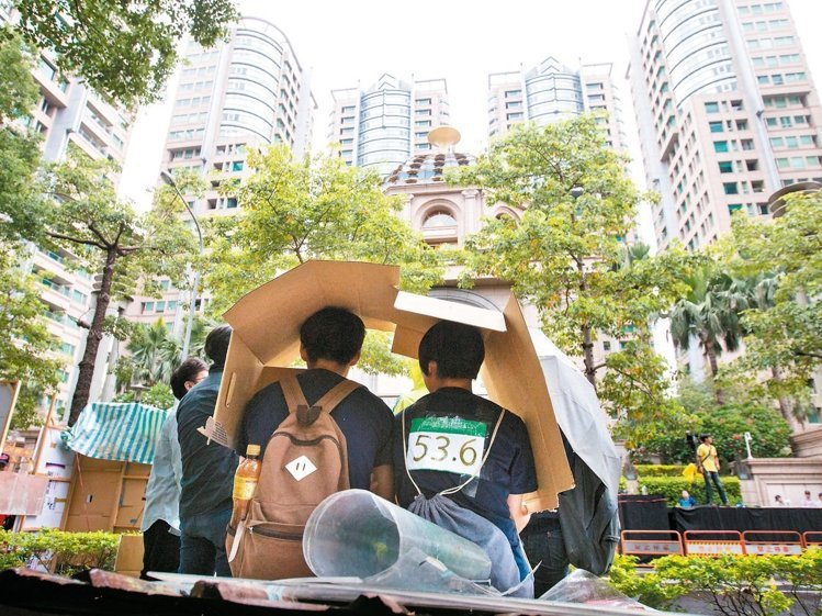 高房價惹民怨，民眾想問3位候選人：“房價合理嗎？如何解決？”圖為去年10月，巢運團體夜宿臺北帝寶前抗議。 （圖/《聯合報》）