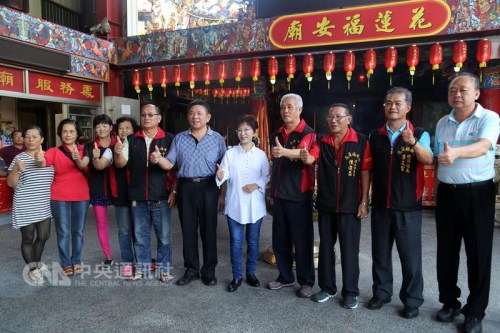 　　花蓮市長及萬榮鄉長選舉活動最后一天，各陣營候選人使出渾身解數拉票、催票；國民黨主席洪秀柱(右5) 26日為黨籍市長候選人魏嘉賢拉抬輔選，到寺廟上香祈福并家戶拜票。 “中央社”記者李先鳳攝