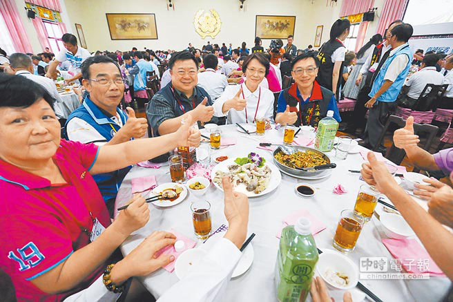 國民黨黨代會為樽節開支，以每桌3000元新臺幣價格請北投區農會烹調梅花餐�！傲⑽标愐嗣瘢ㄓ乙唬�、黃昭順（右二）豎起大拇指稱贊菜色美味