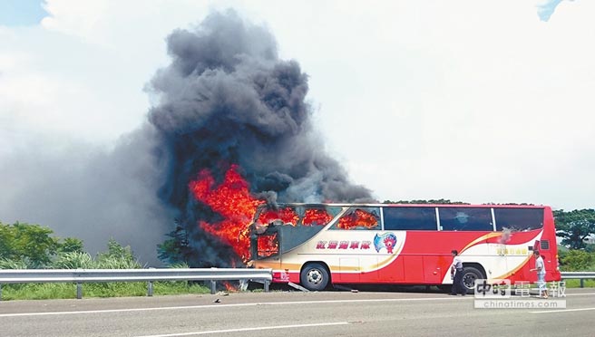 7月19日，陸客游覽車發生火燒車意外，造成26人死亡。（圖片來源：臺灣《中國時報》）