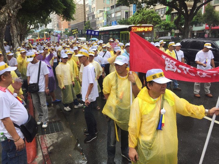 “百萬觀光產業自救會”12日冒雨走上凱道，希望臺當局解決觀光產業的困境