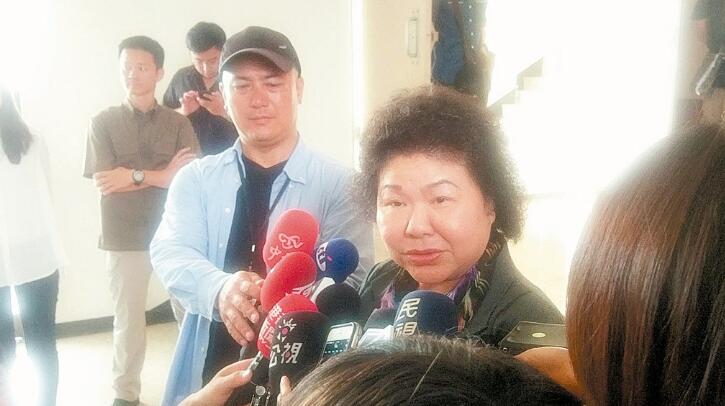 高雄市長陳菊(中)表示，她以最多數人利益為政策考量，若被攻擊，她會承擔。（圖片來源：臺灣《聯合晚報》）