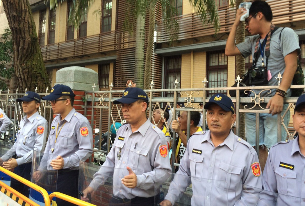 抗議民眾欲翻越“立法院”圍墻強闖，遭大量警力制止