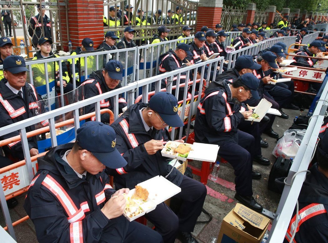 退休警察抗議“遍地開花” 臺灣又“戒嚴”了！