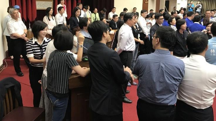 沒得怕！民進黨邱議瑩一人舌戰多名藍營女民代