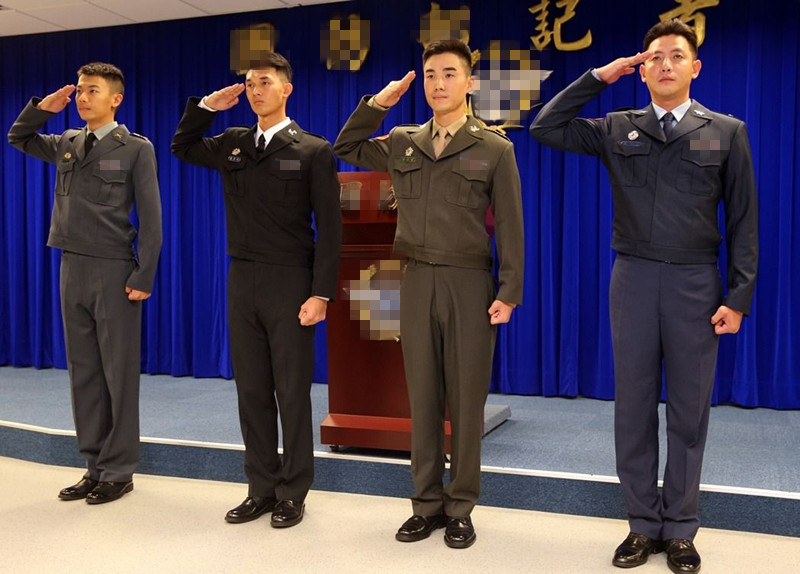 臺軍新式夾克（艾森豪威爾式短夾克），依序從左至右陸軍、海軍、海軍陸戰隊、空軍。