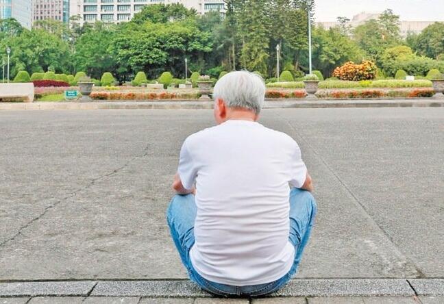  臺官方分析報稅數字：不婚、不生、老化人口激增。（圖片來源：臺灣《聯合報》）