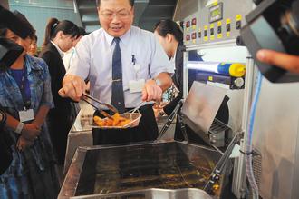 臺“中研院”將技術轉用民生領域，利用炸油鍋的熱能發電，可以提供攤位所需風扇、電燈的電力，不必另行充電，還可降低油鍋散熱，每套成本只要新臺幣1萬元出頭。 圖片來源：臺灣《聯合報》