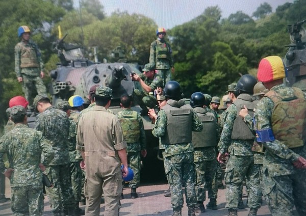 臺陸軍裝備屢次出丑 民進黨“立委”：高裝檢不合格比例近5成