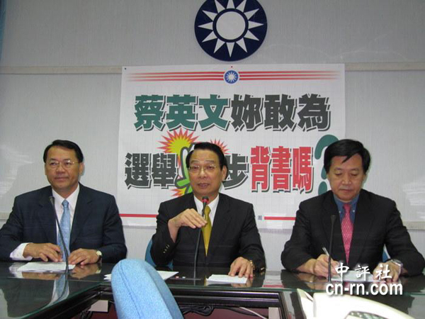 呂學樟(中)力挺吳敦義清白,費鴻泰(右)還拿退出政壇為條件,要李文忠供出秘密證人。(中評社黃惠玟攝)
