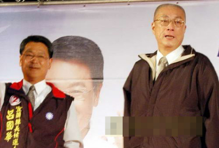 臺當局“行政院長”吳敦義(右)29日晚間為國民黨宜蘭縣長候選人呂國華(左)助選,說到民進黨過去掌權時的貪污腐敗時,激動落淚。