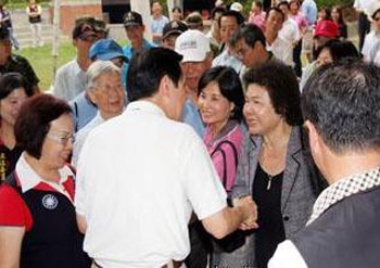 高雄市長陳菊25日陪同馬英九勘查高雄文藻外語學院受災情況。圖片來源:臺灣“今日新聞網”