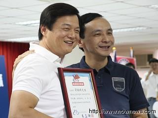 朱立倫聘請周錫瑋擔任競選總部主任委員,周錫瑋從朱立倫手中接過聘書。圖片來源:臺灣“今日新聞網”