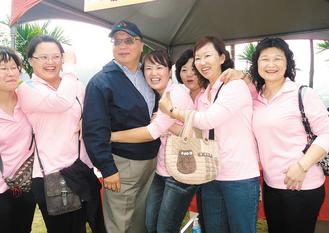 大臺中市長候選人胡志強(左3)7日被女職員熊抱。 圖片來源:臺灣《聯合報》