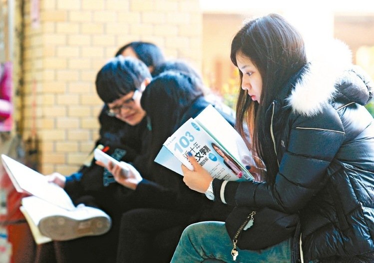 臺灣地區“大學考招制度草案”日前出爐，但究竟要怎么考？什么時候考？卻仍爭議甚多。圖為學測考場