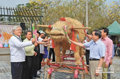 打春牛求好運臺灣云林縣三結春牛祭開鑼（圖）