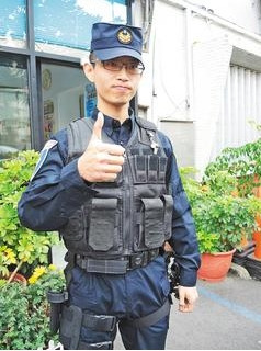 醉翁騎車墜泥田險窒息警員沖入爛泥救人被封英雄