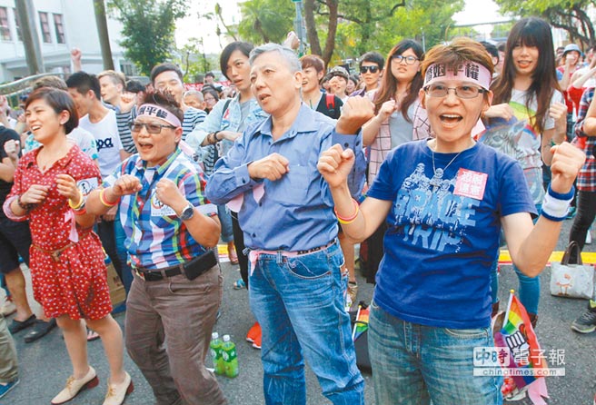 6000臺灣民眾走上街頭“彩虹圍城” 力爭婚姻平權