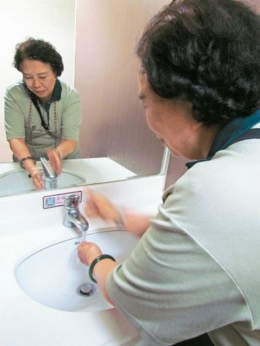 高雄有人把公廁當“供水站”游客批“沒公德心”