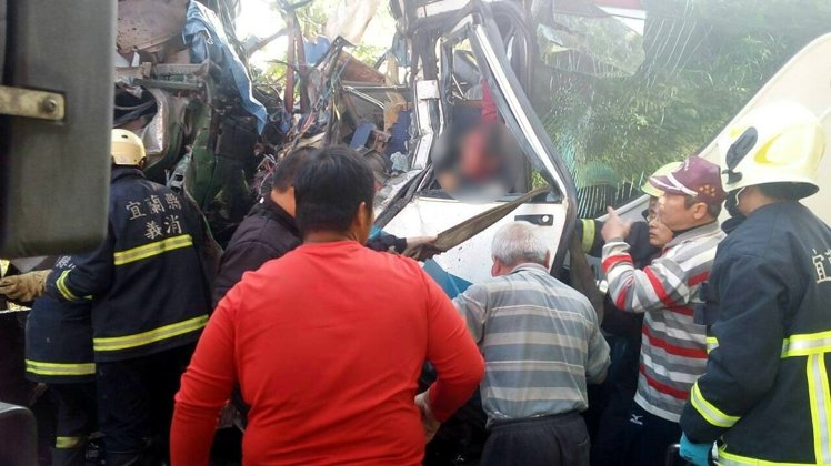 臺灣一游覽車與拖板車相撞 2人死亡20多人受傷