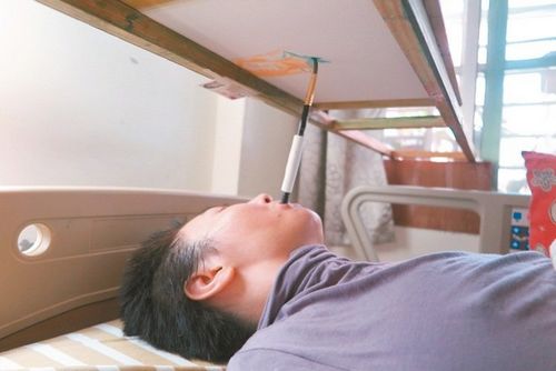 林婷婷車禍后頸部以下癱瘓，又因尾椎骨裂傷，只能躺著作畫。臺灣《聯合報》記者林孟潔／攝影