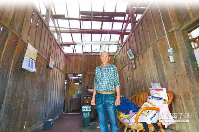 臺東一民眾家中，屋頂早已被臺風吹掀，至今仍用帆布綁著
